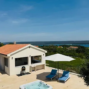 https://vivi-holiday-house-for-2.primorje-gorskikotar.com